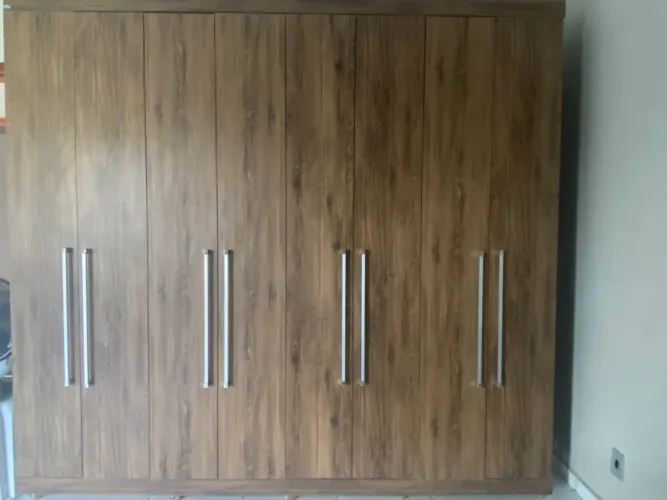 Guarda roupa 8 portas com rodinha fácil de locomover parar algum lugar