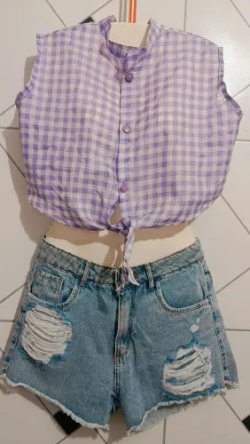 Short jeans cintura alta + Cropped lilás xadrez com botões e amarração