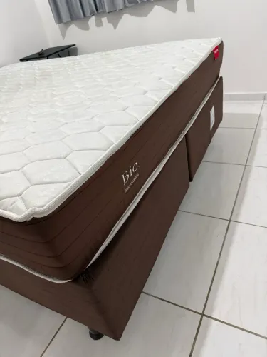 Cama Queen completa, com base e colchão