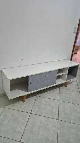 Rack para TV 1,62m Retrô Branco e Cinza - R$ 220