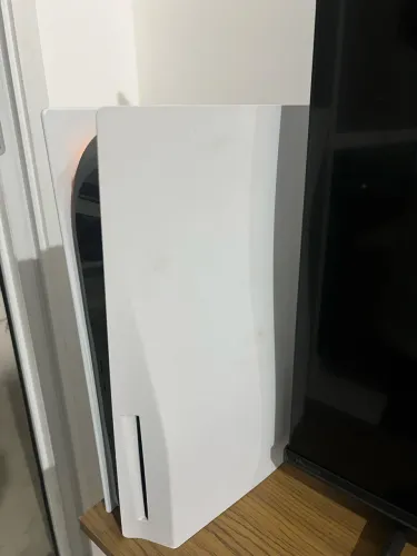 Ps5 com disco e dois controles usados juntos 