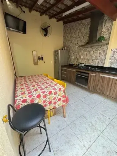 Sobrado para venda tem 160 metros quadrados com 3 quartos
