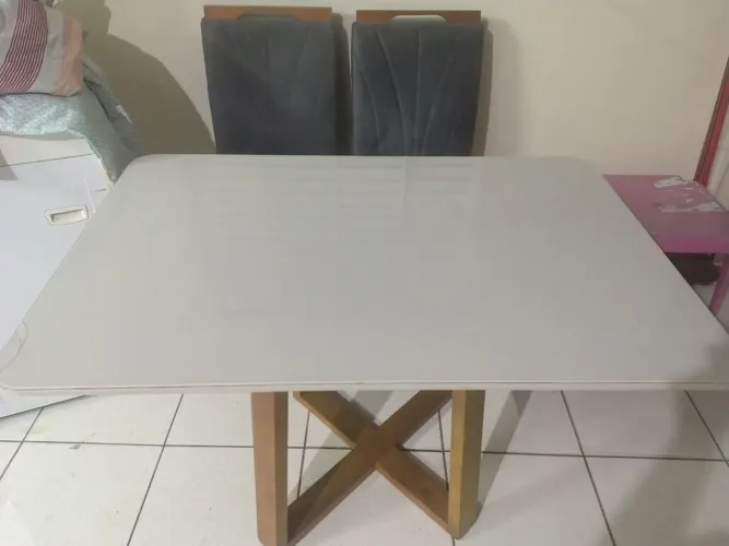 Mesa com tampa de vidro com 4 cadeiras