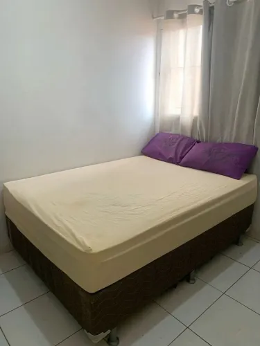 Vendo cama de casal com dois travesseiros 