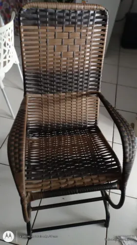 Cadeira de balanço semi nova