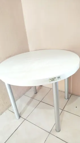 Mesa de plástico redonda com 4 cadeiras