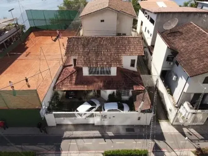 Vendo Casa entre Praia do Canto e Barro Vermelho, 210mts Localização estratégica. 3 vagas