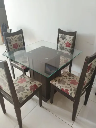 Mesa com 4 cadeiras) entrego dependendo da distância