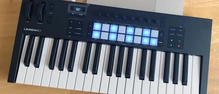 Teclado Launchkey mk4 25 teclas