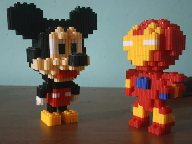 Bonecos Mickey e Homem de Ferro de blocos de montar