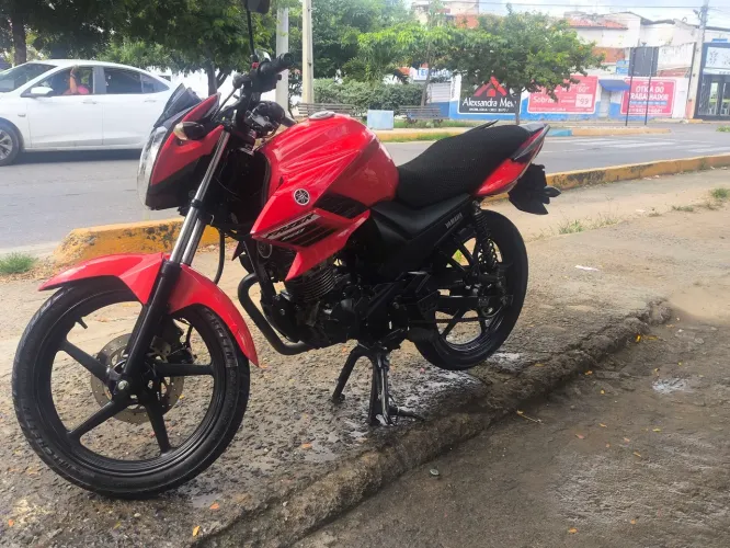 VENDO YAMAHA FAZER 150, NÃO É A FZ15. VALOR NEGOCIÁVEL CHAMA PRA NEGOCIAR