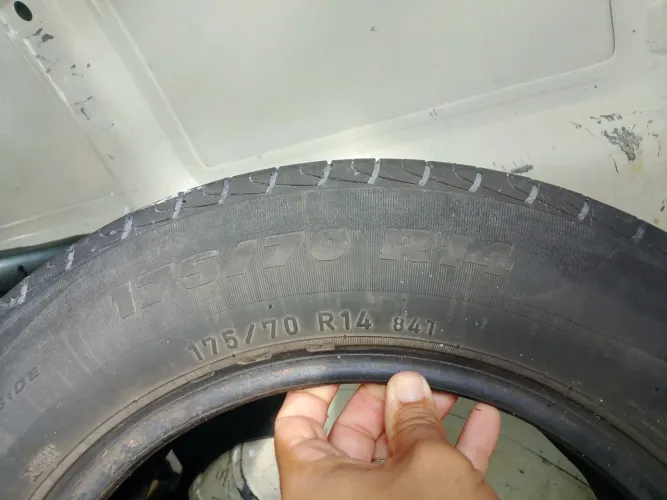 Vendo 4 pneus aro 14.