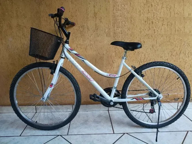 Bicicleta feminina Aro 26 com 21 marchas. Seminova. Pneus novos. Perfeito estado.