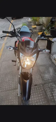 Vendo moto seminova todas as peças originais por 16 mil reais