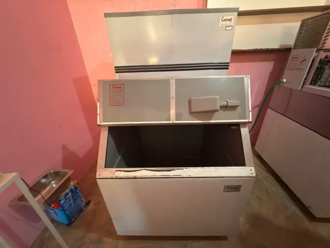 Máquina de gelo em cubos