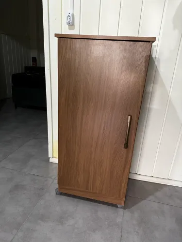 Armário balcão com rodas multiuso
