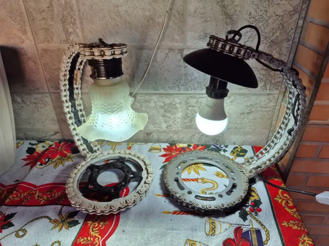 Lindas luminarias feitas com peças de moto