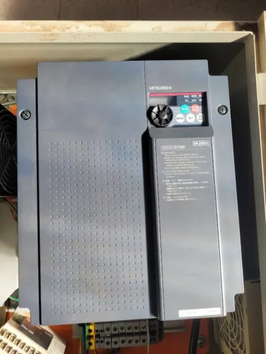 Inversor de Frequência Mitsubishi FREQROL-D700 - 3~ 200 V