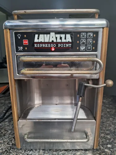 Cafeteira com Vapore água quente.