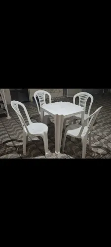 Mesa de plástico com 4 cadeiras