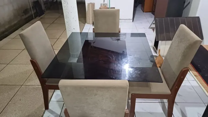 Mesa de Vidro com 4 Cadeiras