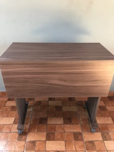 Escrivaninha com rodízios - 80 cm