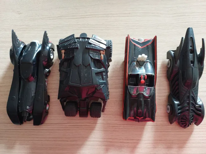 ? Coleção com 4 Batmóveis Batman DC Comics V-Power Original 2012