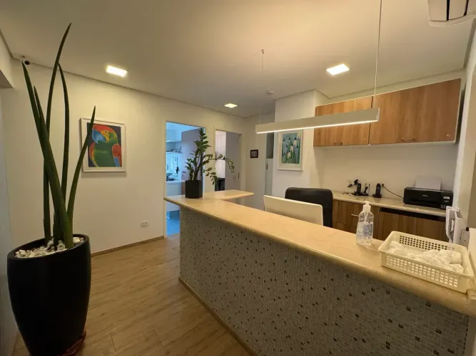 Consultório de dentista reformado p/ venda possui 94 m² - 4 salas e 4 banheiros - 2vg Pinh