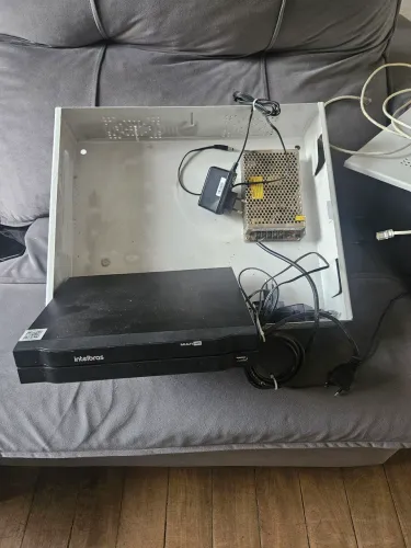 Gravador Digital de Vídeo (DVR) da marca Intelbras, modelo MHDX 1008.