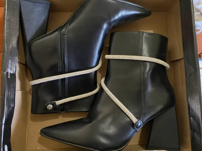 Bota Vizzano Com Salto e Detalhes de Strass