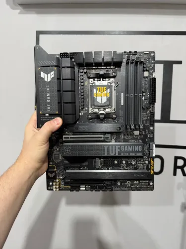 Placa mãe asus X670E-Plus tuf gaming Wifi (detalhe)