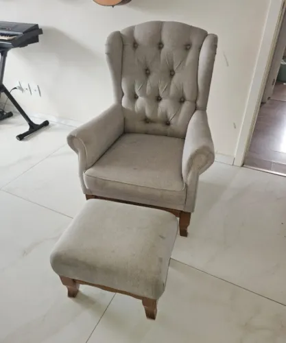 Cadeira de Amamentação - Linho com apoio de pé