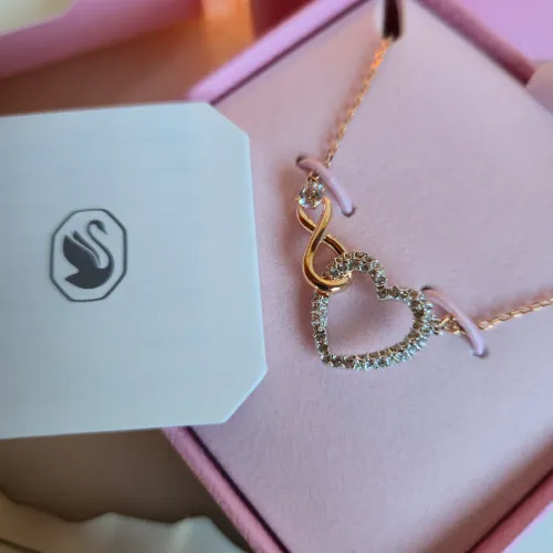 Colar Coração Infinito em Metal Rosé Cravejado da Swarovski