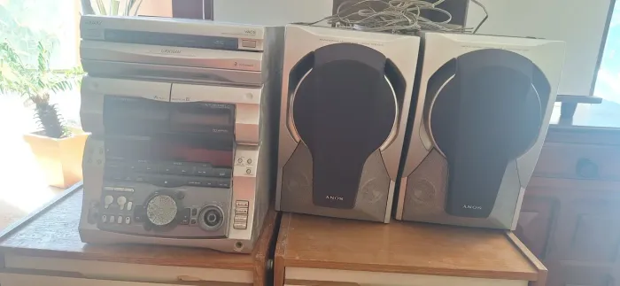 Aparelho de som Sony, com avaria. 