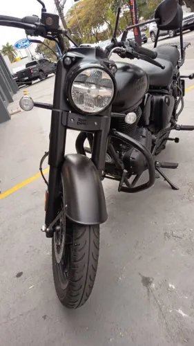 Royal Enfield Classic 350 Stealth Black 2025/2026 - Impecável + Acessórios