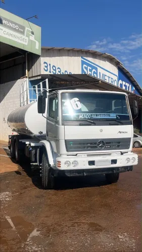 Caminhão traçado MB Atron 2729 tanque pipa