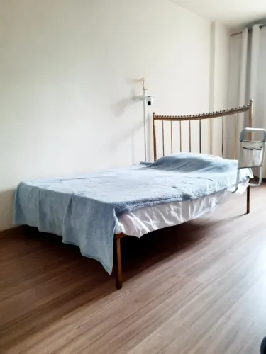 Cama Viúva + Cadeira em Latão Dourado + 