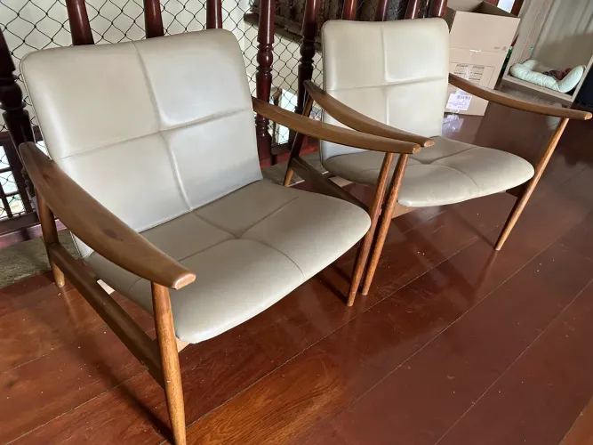 Par de Poltronas Design em Madeira Maciça e Estofado - Elegância e Conforto