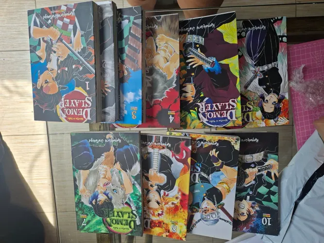 Coleção com 10 volumes de mangas demon slayer