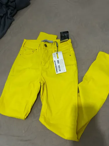 Calça amarela