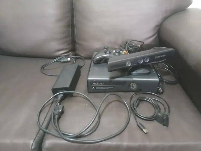 Vendo xbox 360 com todos os cabos kinect 1 controle