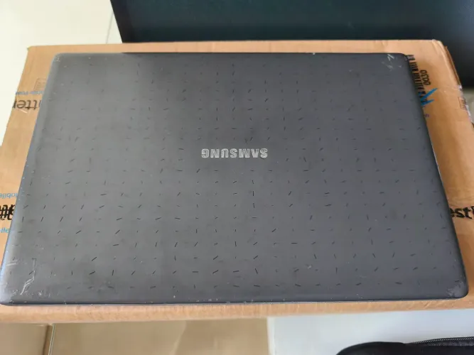 Notebook SAMSUNG - apenas defeito na tela