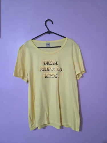 T-shirt amarela com detalhes