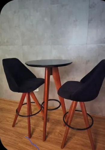 Mesa bistrô e baquetas 