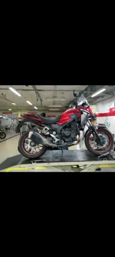 Vendo moto com nada pra fazer apenas pegar e andar, dispenso curiosos