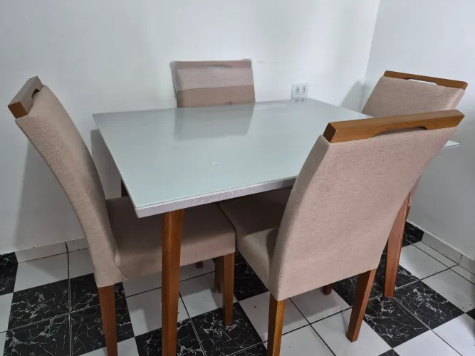 Mesa de Jantar de Madeira com Tampo de Vidro + 4 Cadeiras Estofadas
