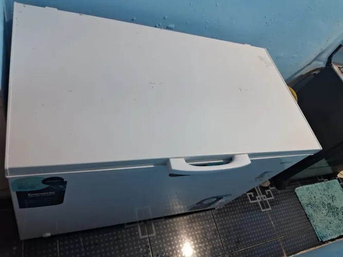 Vendo freezer seminovo e grande