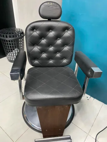 Cadeiras e lavatórios para barbearia