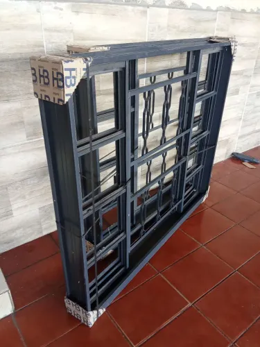 Vende-se Janela veneziana nova 