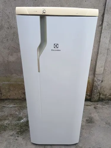 Geladeira Electrolux 240 litros.